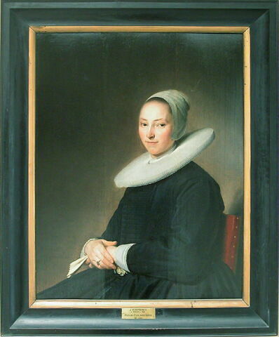 Portrait d'une jeune femme assise, image 2/3