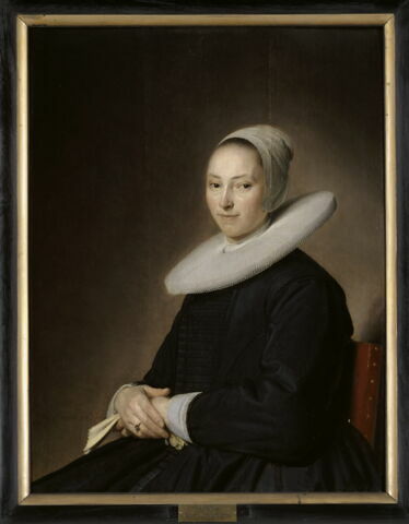 Portrait d'une jeune femme assise, image 3/3