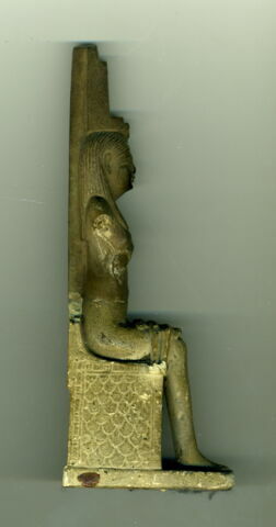 figurine d'Isis allaitant