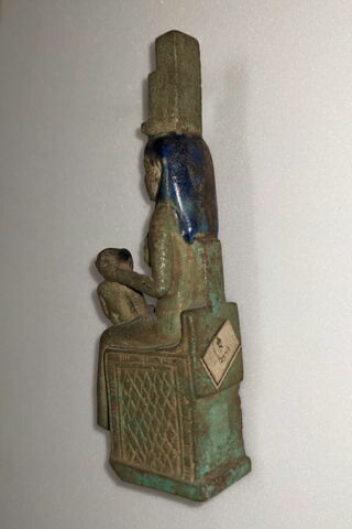 figurine d'Isis allaitant, image 2/3