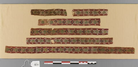 bande décorative d'habillement ; fragments, image 2/5