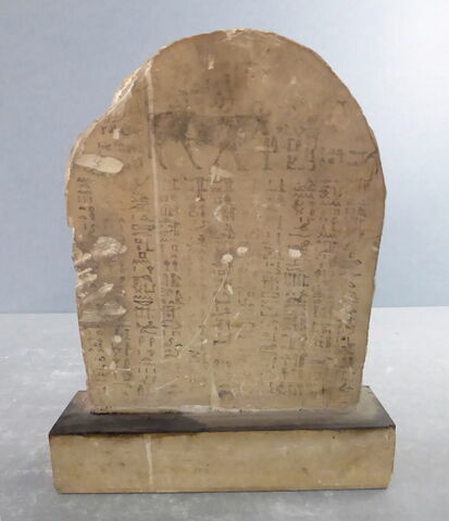 stèle cintrée, image 2/2