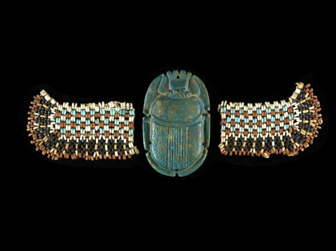scarabée funéraire ; aile droite de scarabée funéraire ; aile gauche de scarabée funéraire ; perles