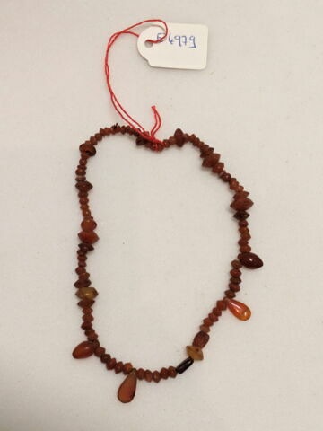 collier ; perle biconique ; amulette ; scarabée