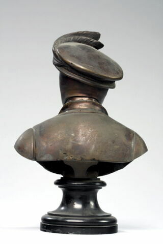 Homme coiffe d'un béret à plume, image 2/2