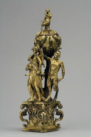 Femme ailée entre deux satyres, image 2/9