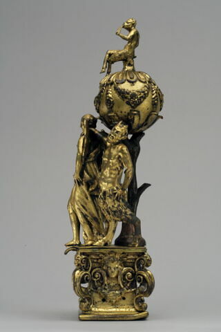 Femme ailée entre deux satyres, image 3/9