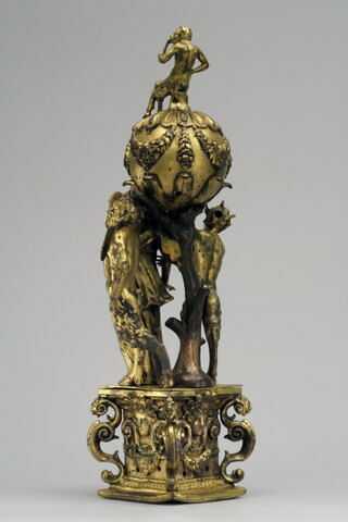 Femme ailée entre deux satyres, image 4/9