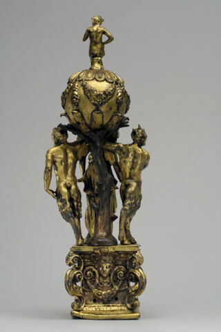 Femme ailée entre deux satyres, image 5/9