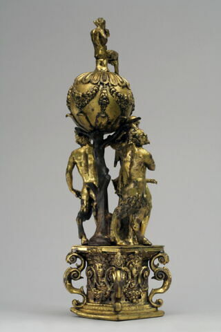 Femme ailée entre deux satyres, image 6/9