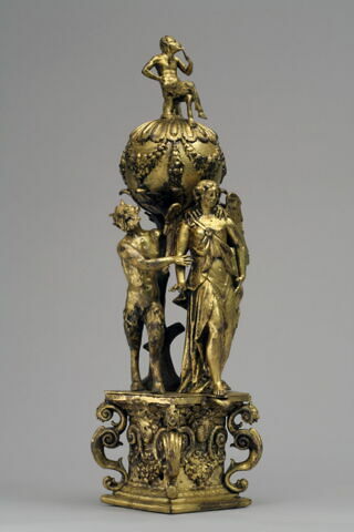 Femme ailée entre deux satyres, image 8/9
