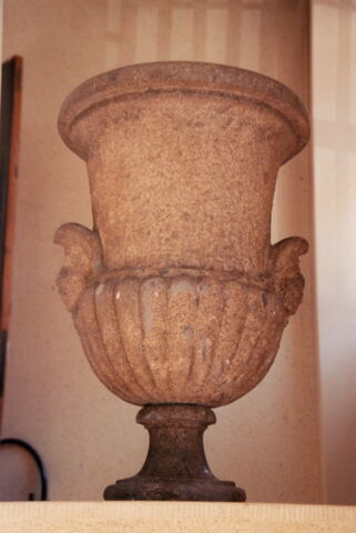 Vase aux mascarons, image 2/2
