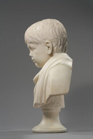 Jeune garçon en toge, image 3/9