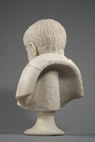 Jeune garçon en toge, image 4/9