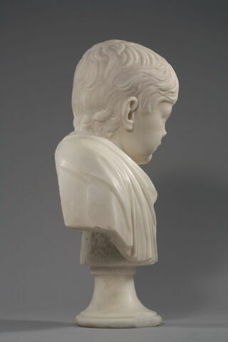 Jeune garçon en toge, image 7/9