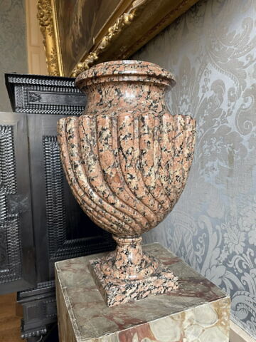 Vase à godrons torsadés