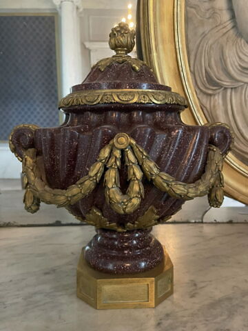 Vase à godrons avec guirlandes de bronze doré