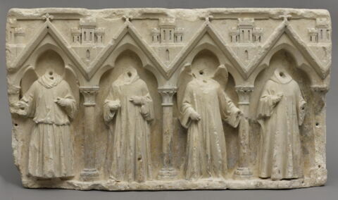 Deux anges et deux clercs sous des arcatures