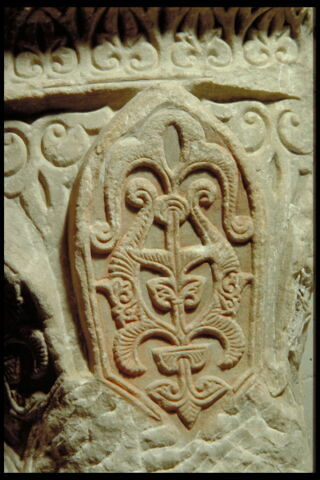 Chapiteau d'applique orné de feuilles à décor vermiculé, image 11/11