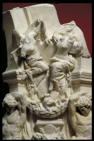 Pilier orné de deux atlantes deux victoires un trophée d'armes et un enfant sur un aigle, image 3/4