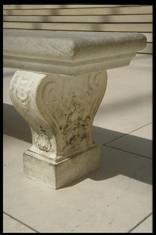 Banc composé de trois pieds ornés de coquilles et d'une plaque de marbre, image 3/4