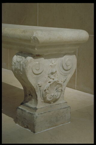 Banc composé de trois pieds ornés de coquilles et d'une plaque de marbre, image 3/4