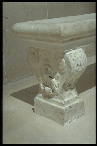 Banc composé de trois pieds ornés de coquilles et d'une plaque de marbre, image 4/5