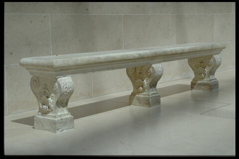 Banc composé de trois pieds ornés de coquilles et d'une plaque de marbre, image 5/5
