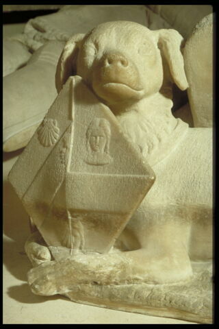 Robine Legendre (+ 15 avril 1520)  et un chien portant les armoiries de la défunte, image 4/5