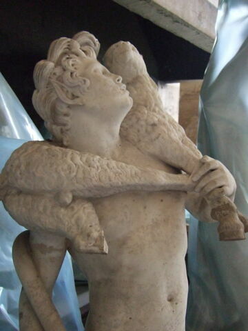 Jeune faune portant un chevreau, image 2/2
