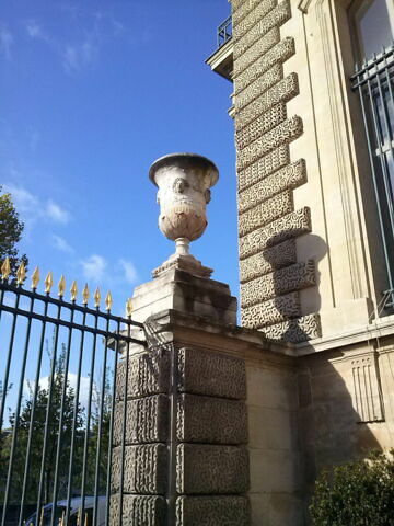 Vase de forme Médicis orné de symboles bacchiques, image 2/3