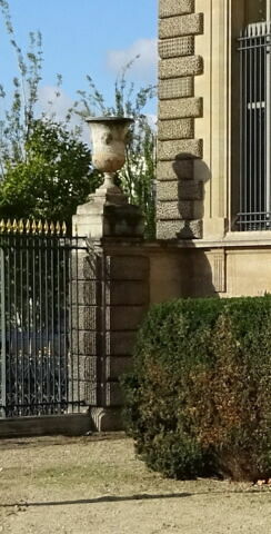 Vase de forme Médicis orné de symboles bacchiques, image 3/3