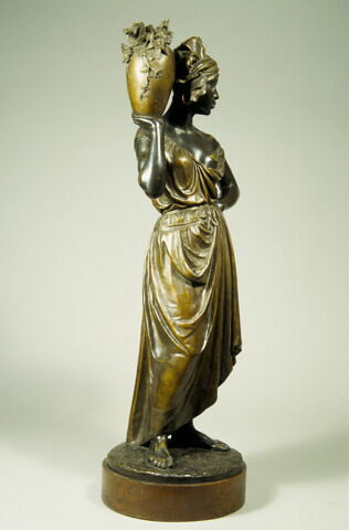 Marie à la fontaine, image 4/12
