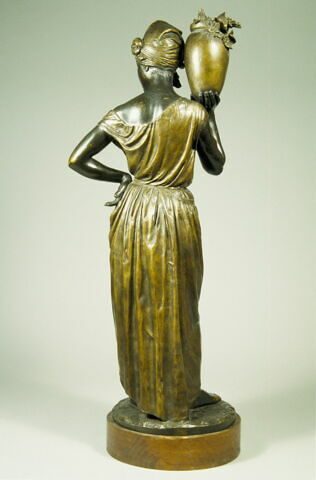Marie à la fontaine, image 5/12