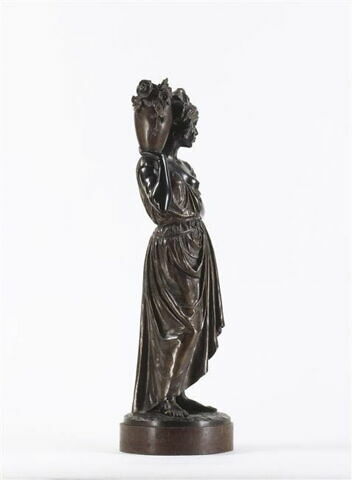 Marie à la fontaine, image 7/12