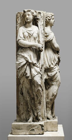 Deux cariatides formant l'angle de la chaire, image 6/7