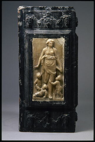 L'évangéliste saint Matthieu, la Charité et la Justice. Élément du monument funéraire d'Emeric Schillinck, chantre de Saint-Lambert de Liège de 1550 à sa mort en 1565, image 2/5
