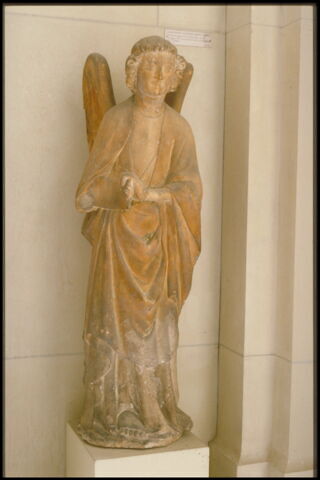 Ange tenant une couronne, image 8/10
