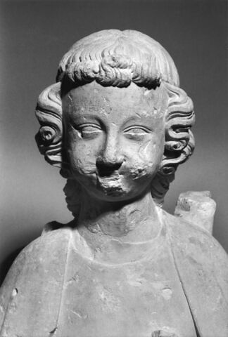 Ange soufflant dans une trompe, image 4/11