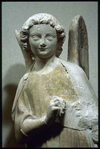Ange tenant une couronne, image 3/15