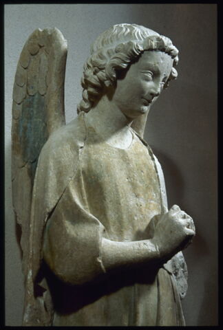 Ange tenant une couronne, image 4/15