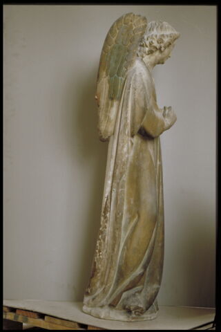 Ange tenant une couronne, image 13/15