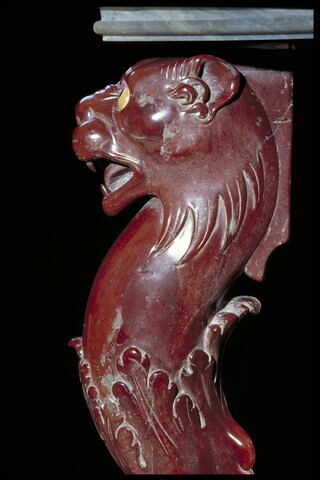 Trépied à tablette ayant comme support trois protomes à tête et pattes de lion, image 3/3