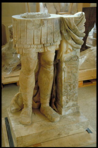 Jambes de la statue de Louis XII