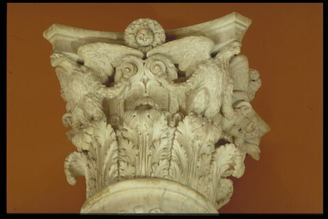 Colonne jouxtée de deux génies funéraires, du mausolée du coeur de Louis de Cossé, duc de Brissac (1625-1661), image 7/10