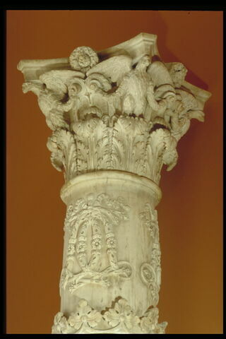 Colonne jouxtée de deux génies funéraires, du mausolée du coeur de Louis de Cossé, duc de Brissac (1625-1661), image 8/10
