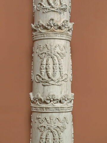 Colonne jouxtée de deux génies funéraires, du mausolée du coeur de Louis de Cossé, duc de Brissac (1625-1661), image 3/10