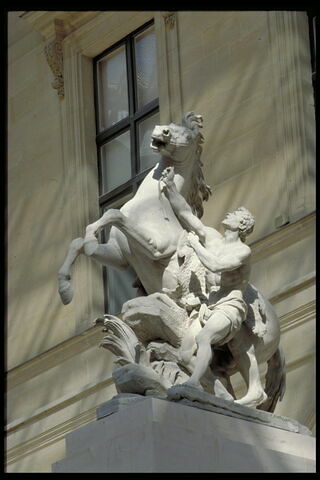 Cheval retenu par un palefrenier, image 10/12