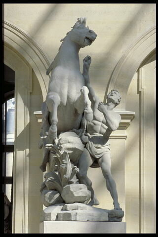 Cheval retenu par un palefrenier, image 12/12