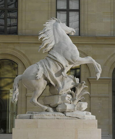 Cheval retenu par un palefrenier, image 3/12